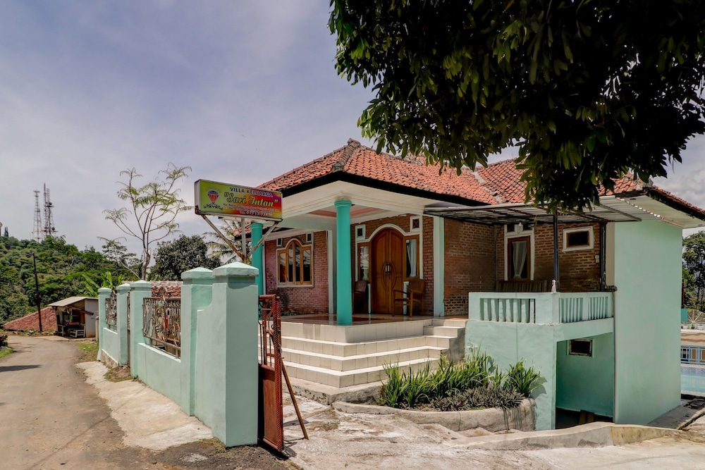 OYO 3879 Villa Sari Intan 3/25