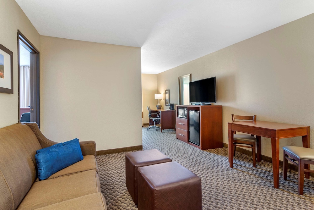 Comfort Inn and Suites Blue Ridge Ga 26/42