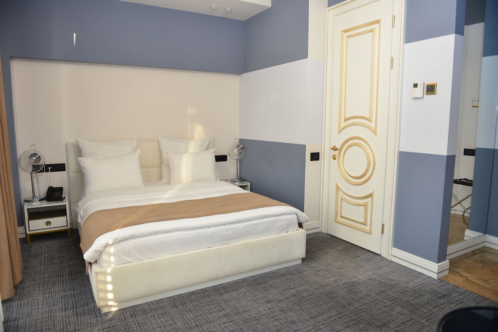 Aghababyan S Hotel 26/77