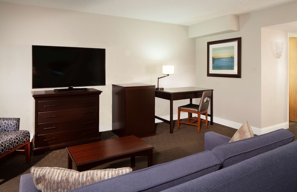Compass Hotel Nassau Bay 25/65
