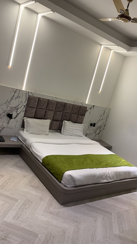 Hotel Square 9 Inn 11/23
