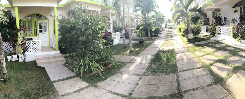 Fun Holiday Beach Resort 11/73