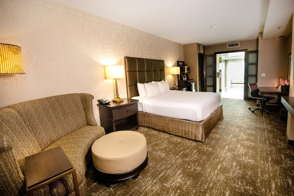 CROWNE PLAZA CHARLESTON AIRPORT CONV CTR 18/76