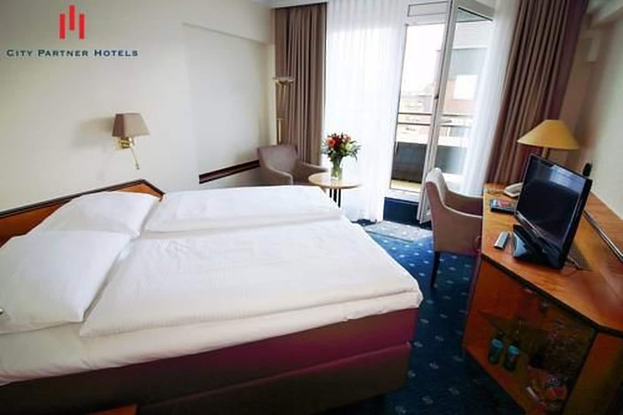 ROOM, DOUBLE BED, SMOKING