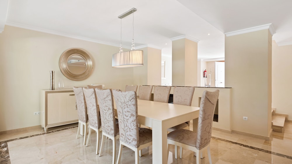 Host Villas & Suites 45/50