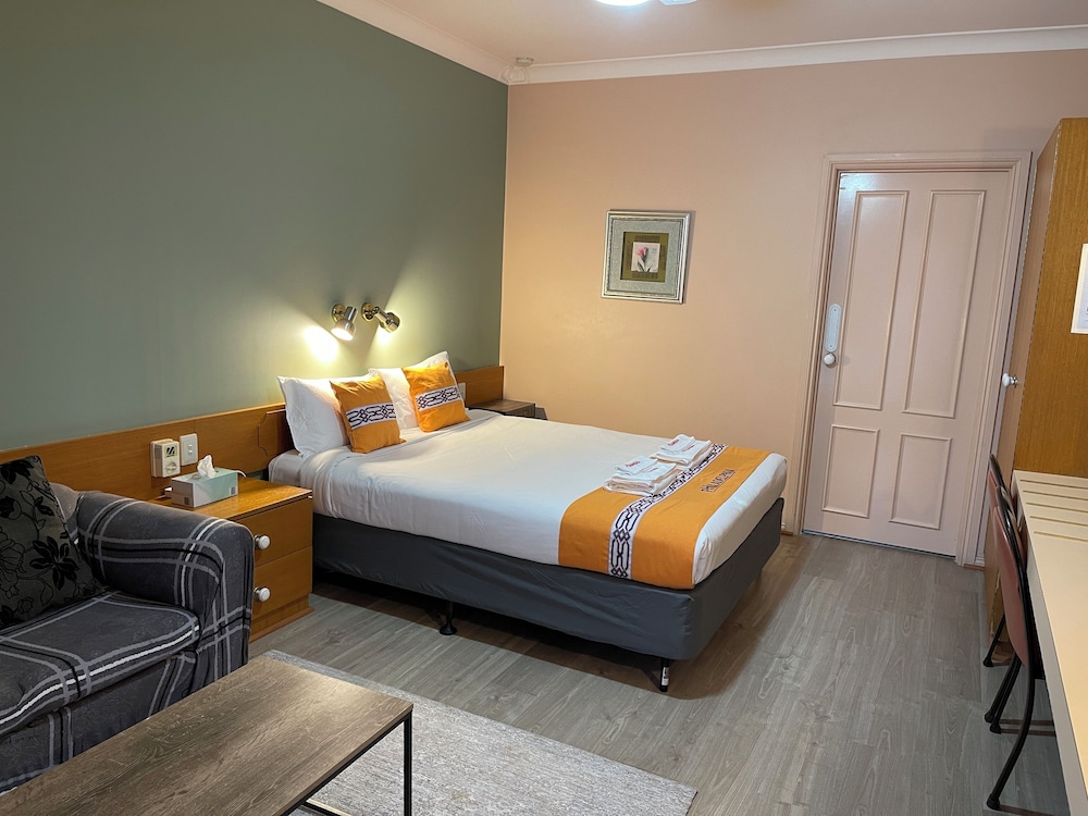 Economy, Queen Bed