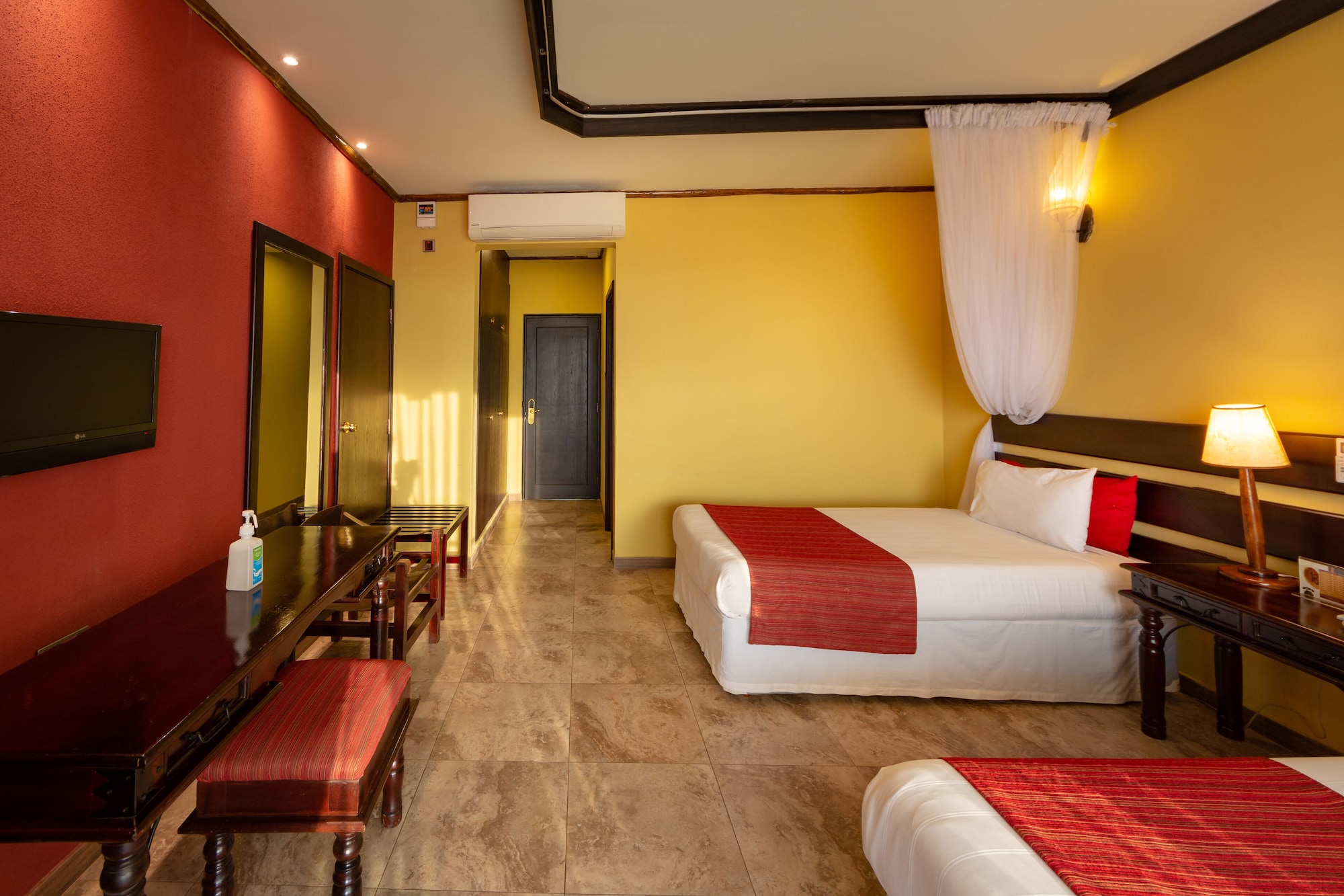 DELUXE, TWIN BEDS