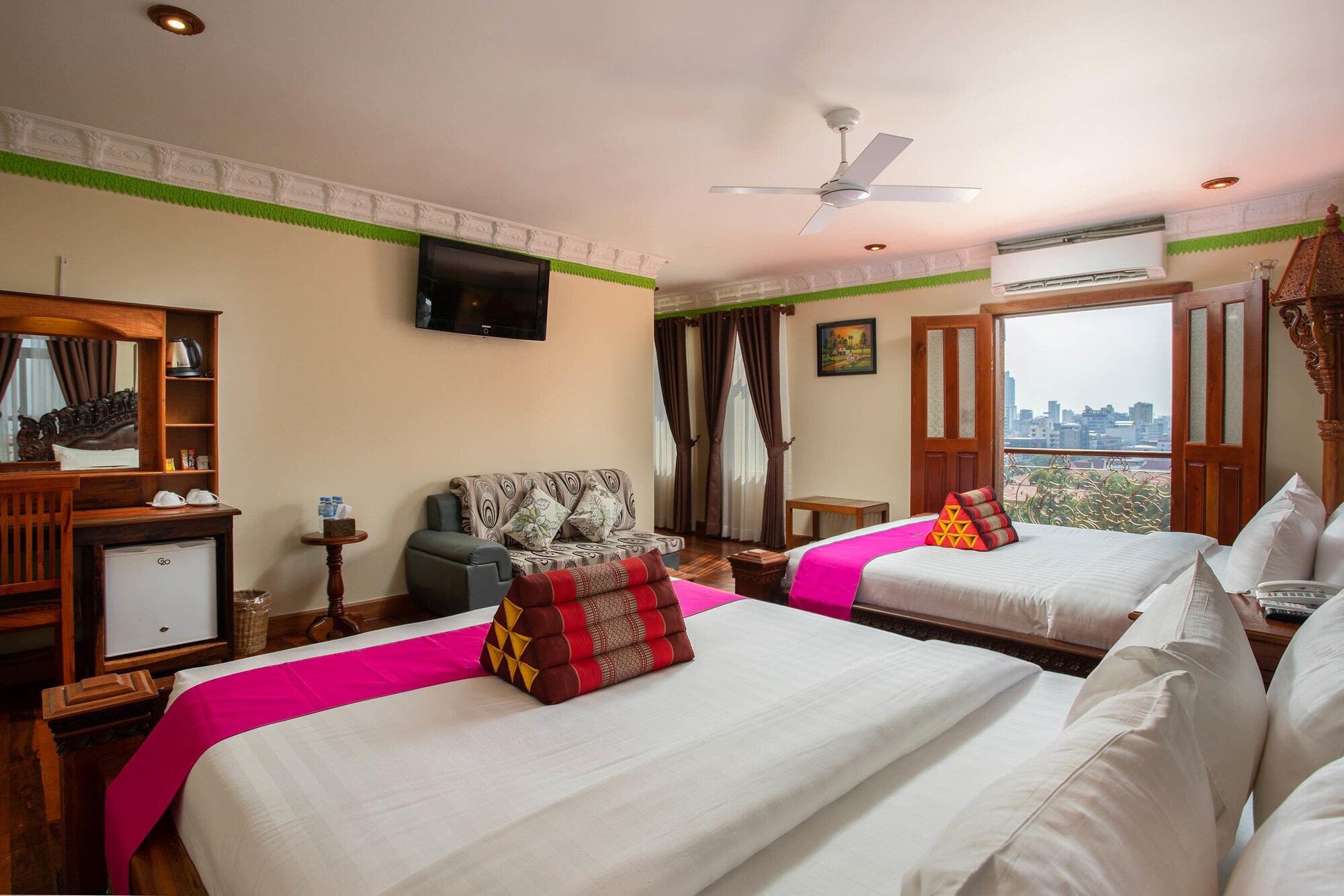 DELUXE, TWIN BEDS