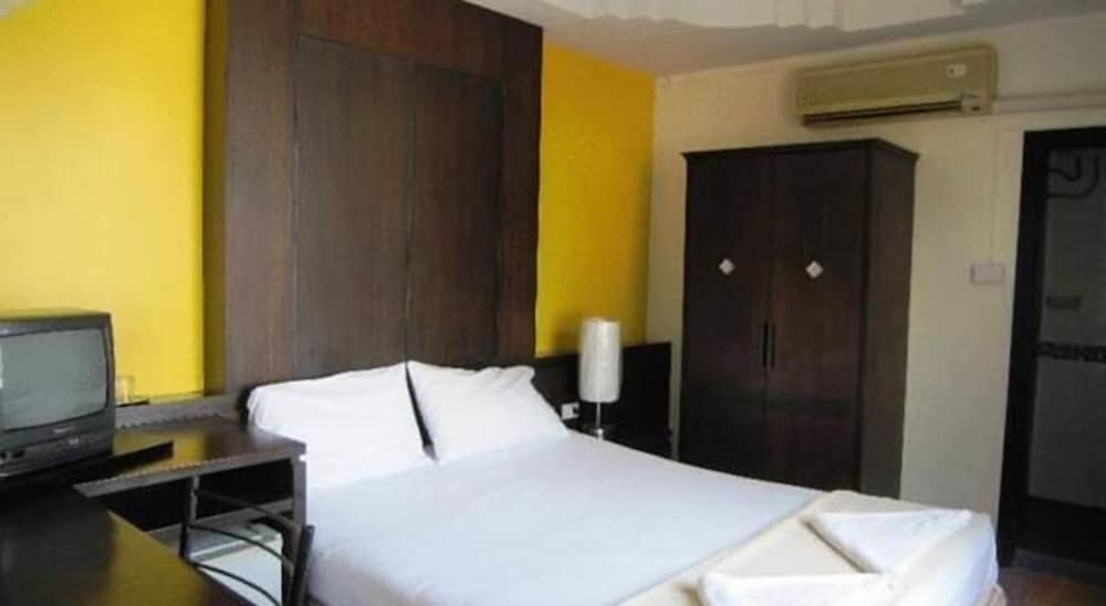 ROOM, SINGLE