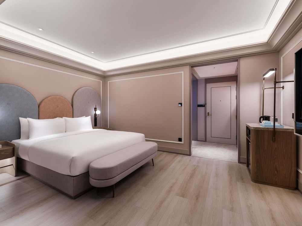 Mercure Shanghai Jinqiao 13/48