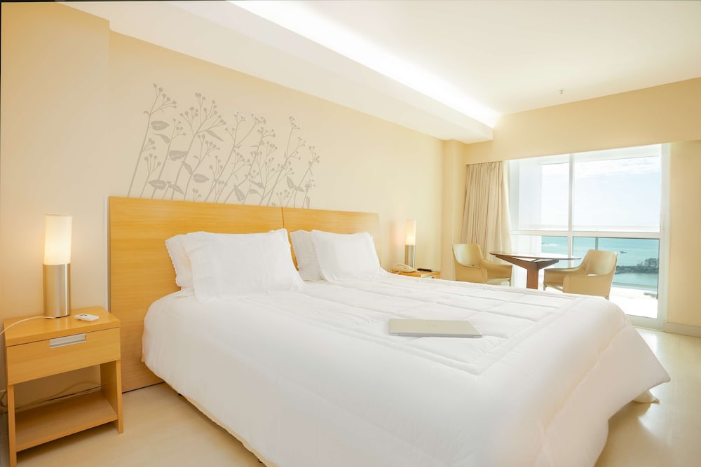 Golden Tulip Macae 8/36