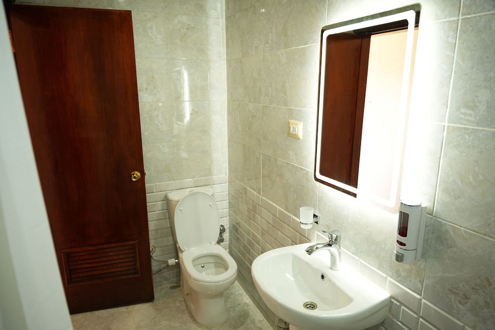 Gaddis Hotel Suites and Apartments 72/75