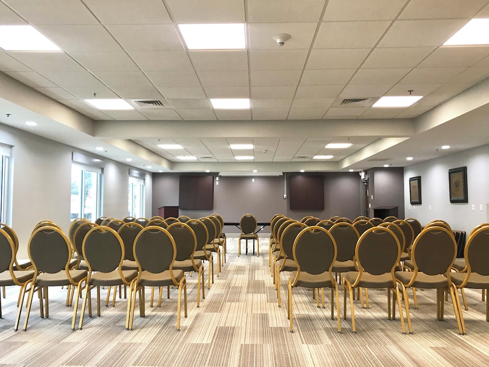 Holiday Inn Express Suites Somerset Central 64/76