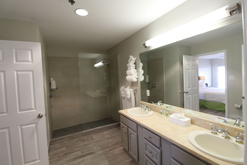 1 Bedroom King Suite Island View - Plus Sleeper Sofa، The Grand Caymanian Resort 4/8