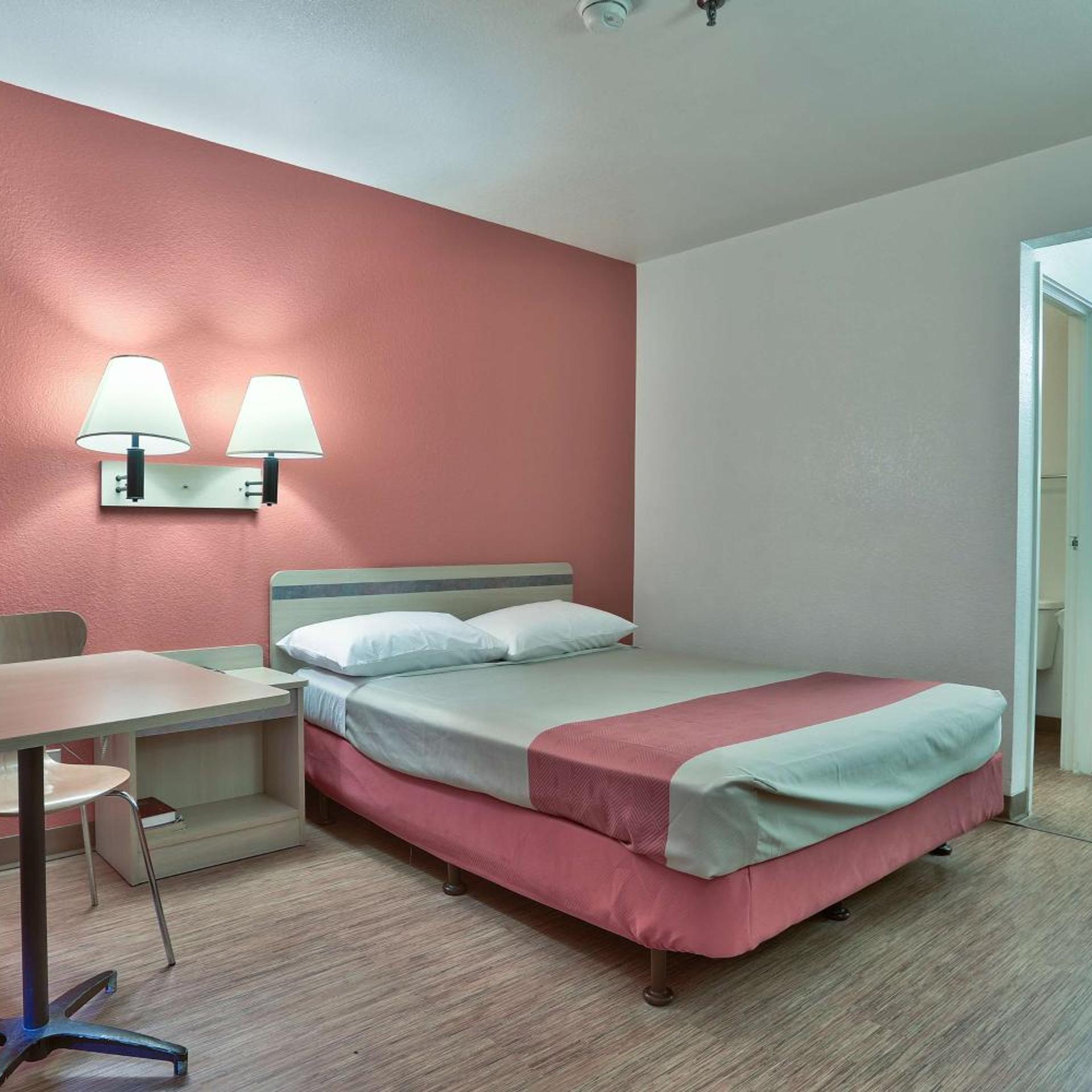 ROOM, QUEEN BED