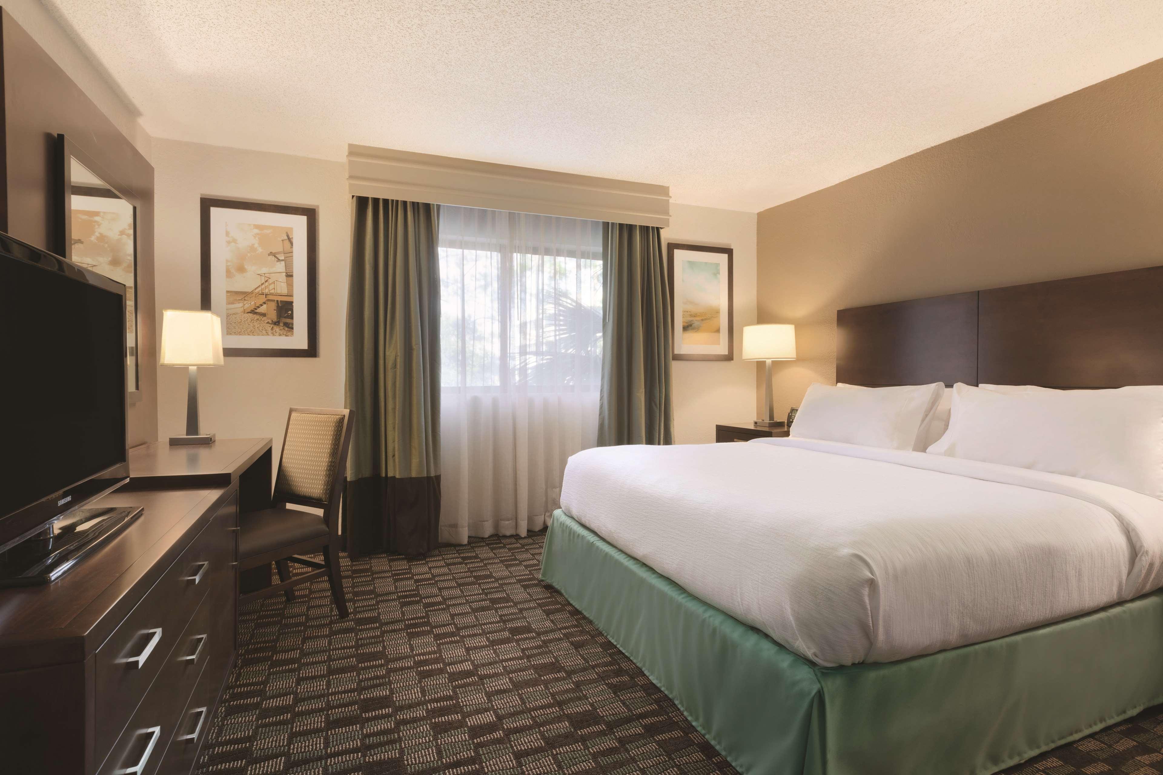 2 ROOMS, SUITE, KING BED, ATRIUM BUILDING