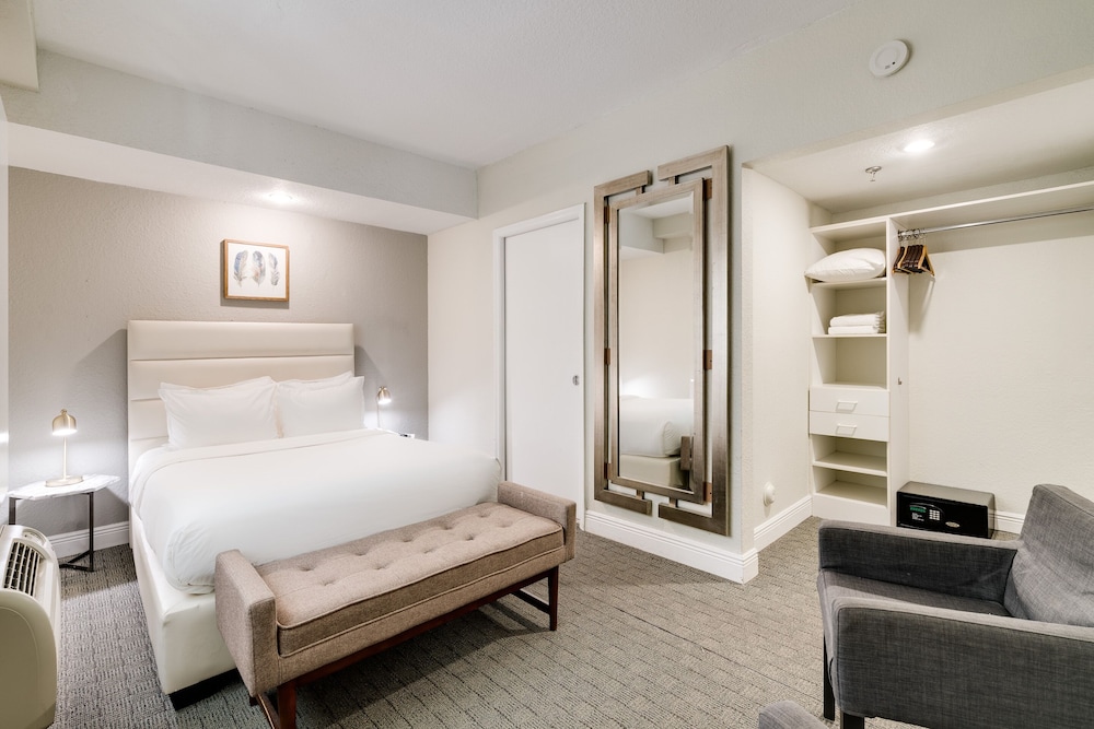 CREST Hotel & Suites 25/66