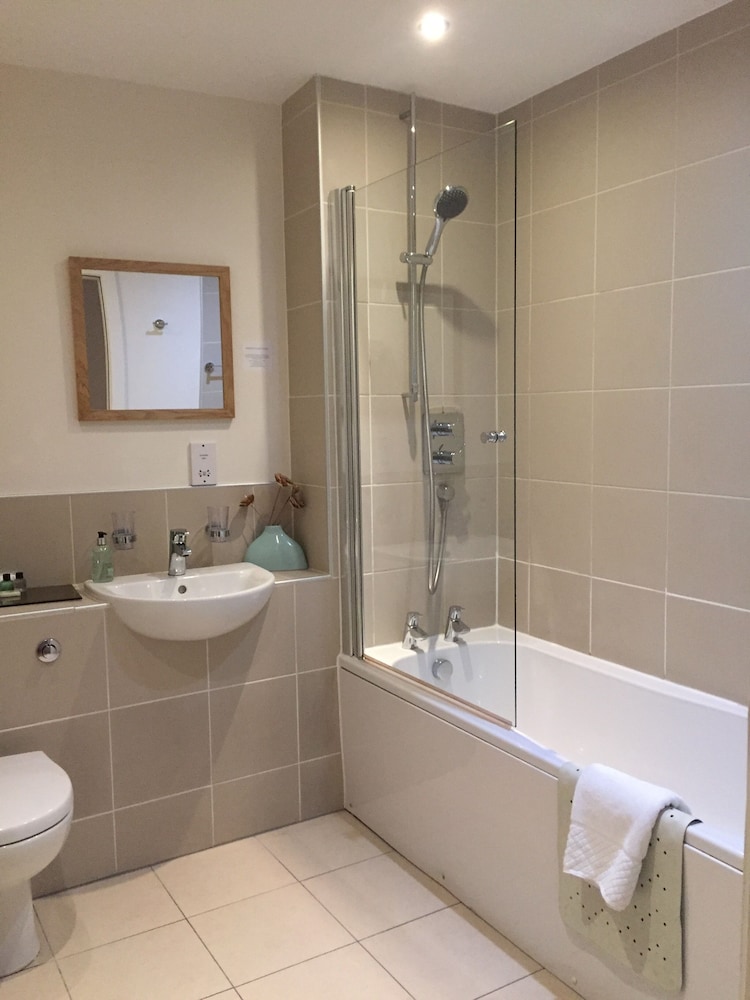 Inverness City Suites 48/50