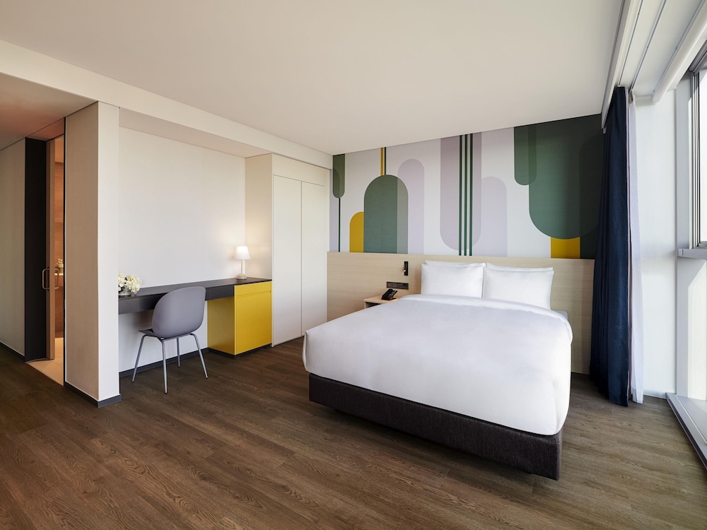 DELUXE, DOUBLE BED