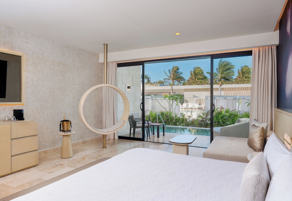 Semi Room, Swim Up, Suite, King Bed, Pool View