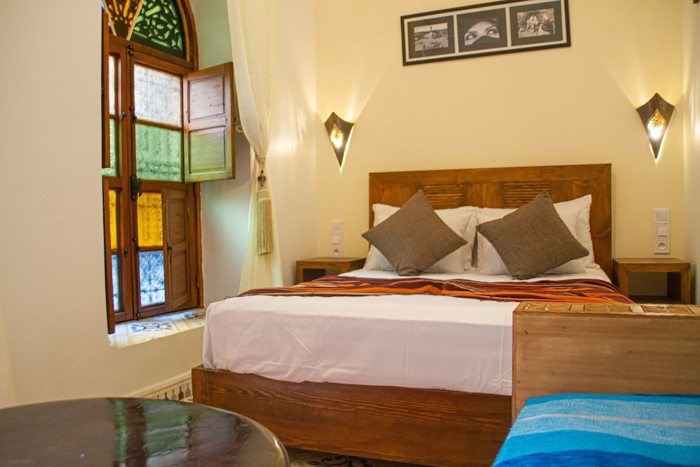 ROOM, DOUBLE BED