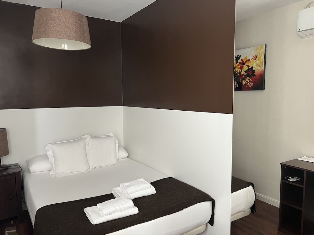 Thc Gran Via Hostel 13/28