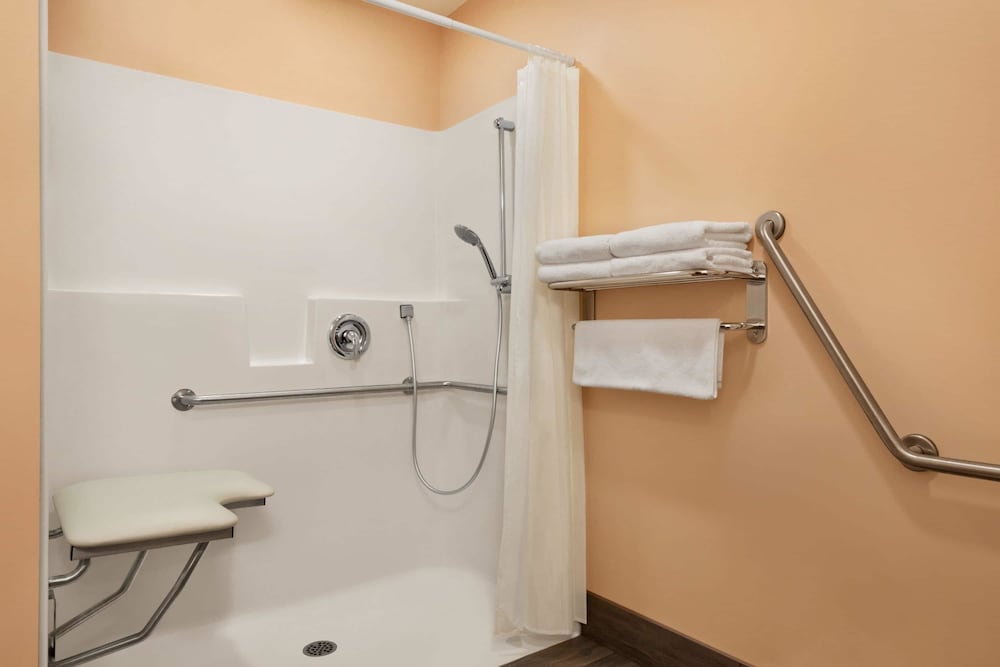 Travelodge by Wyndham Pincher Creek 7/20