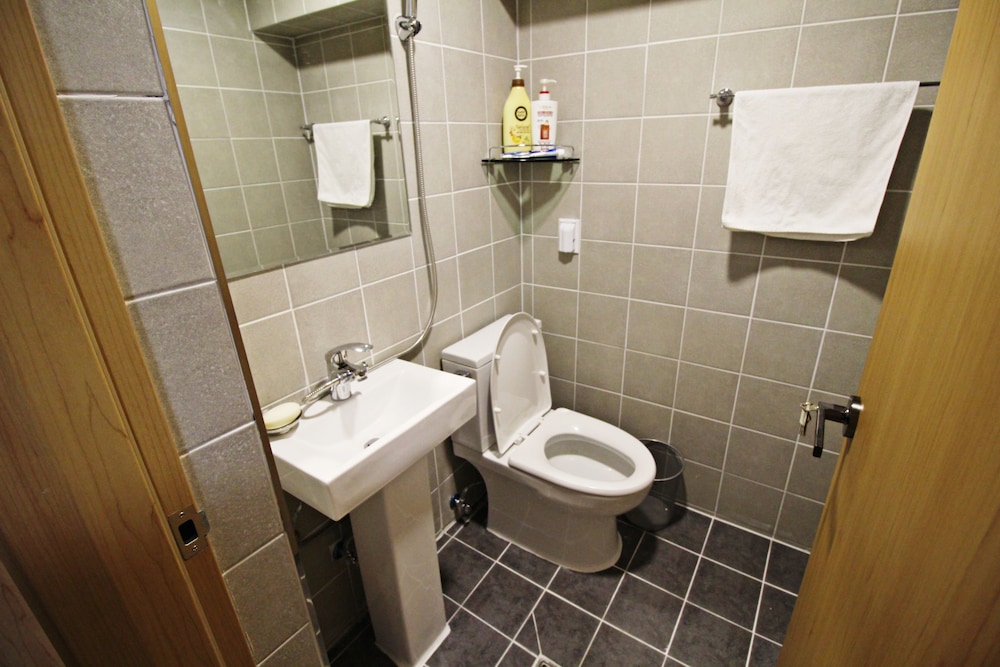 ROOM, QUADRUPLE, PRIVATE BATHROOM
