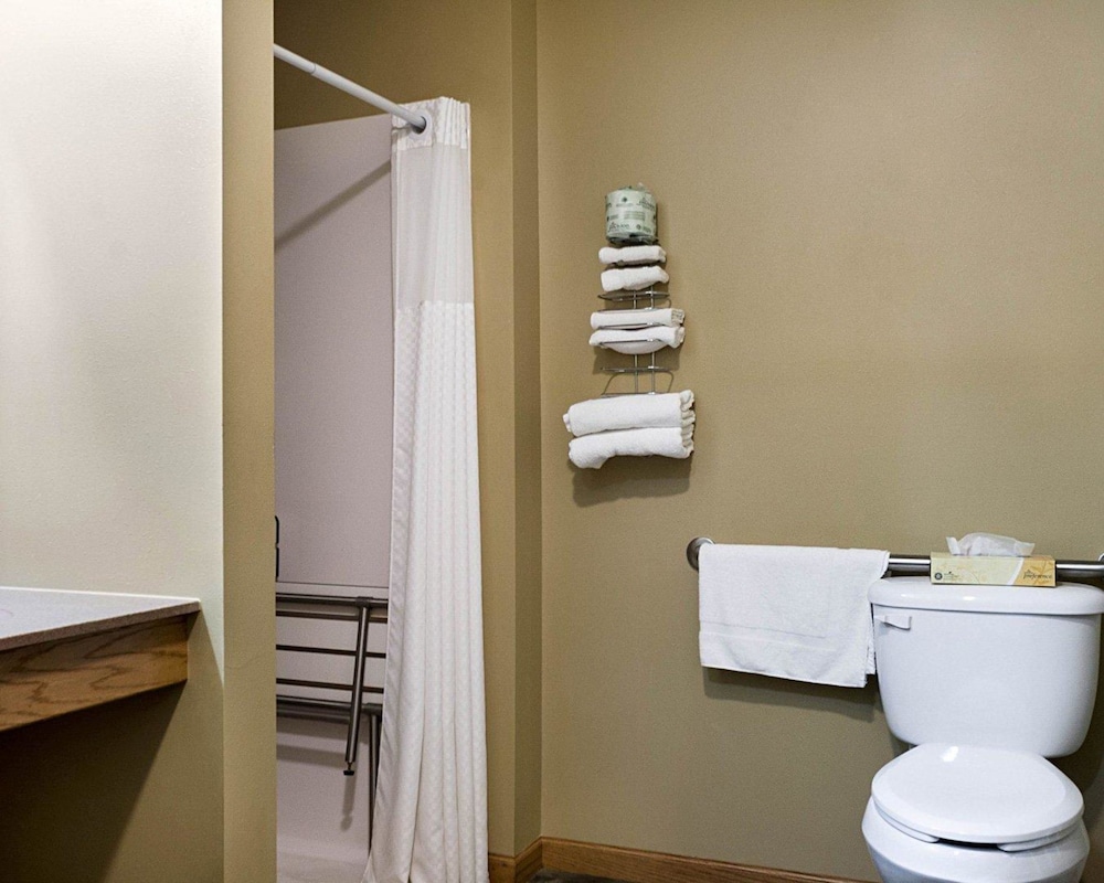 Econo Lodge Jamestown, ND 24/24