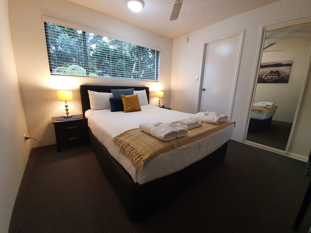 NOOSA RIVER RETREAT 8/23
