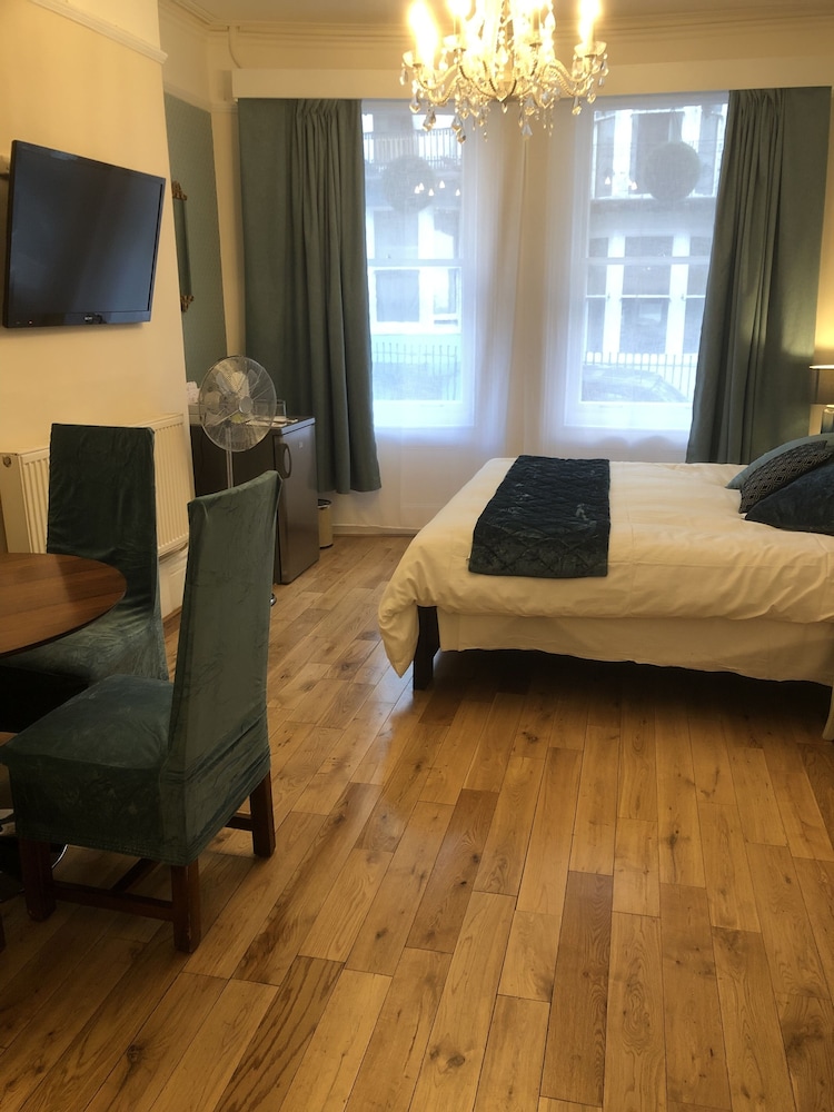 Brighton Surf Guest House 40/50