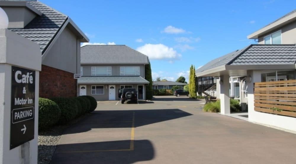 Carramar Motor Inn 60/64