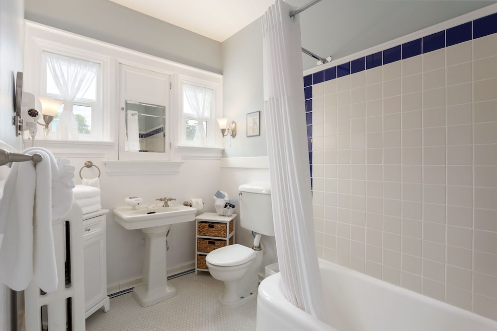 Nantucket Inn 46/50