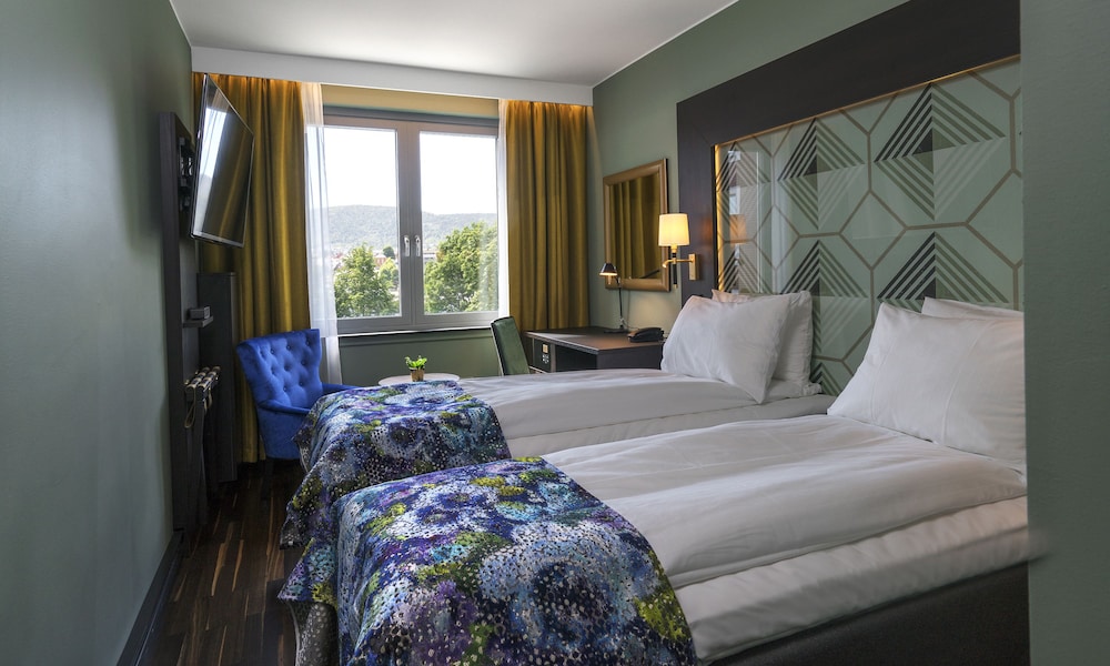 FAMILY, TWIN BEDS