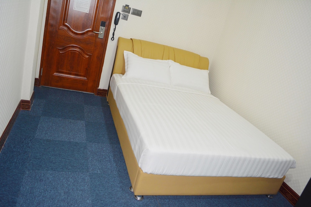 999 Hotel 17/36