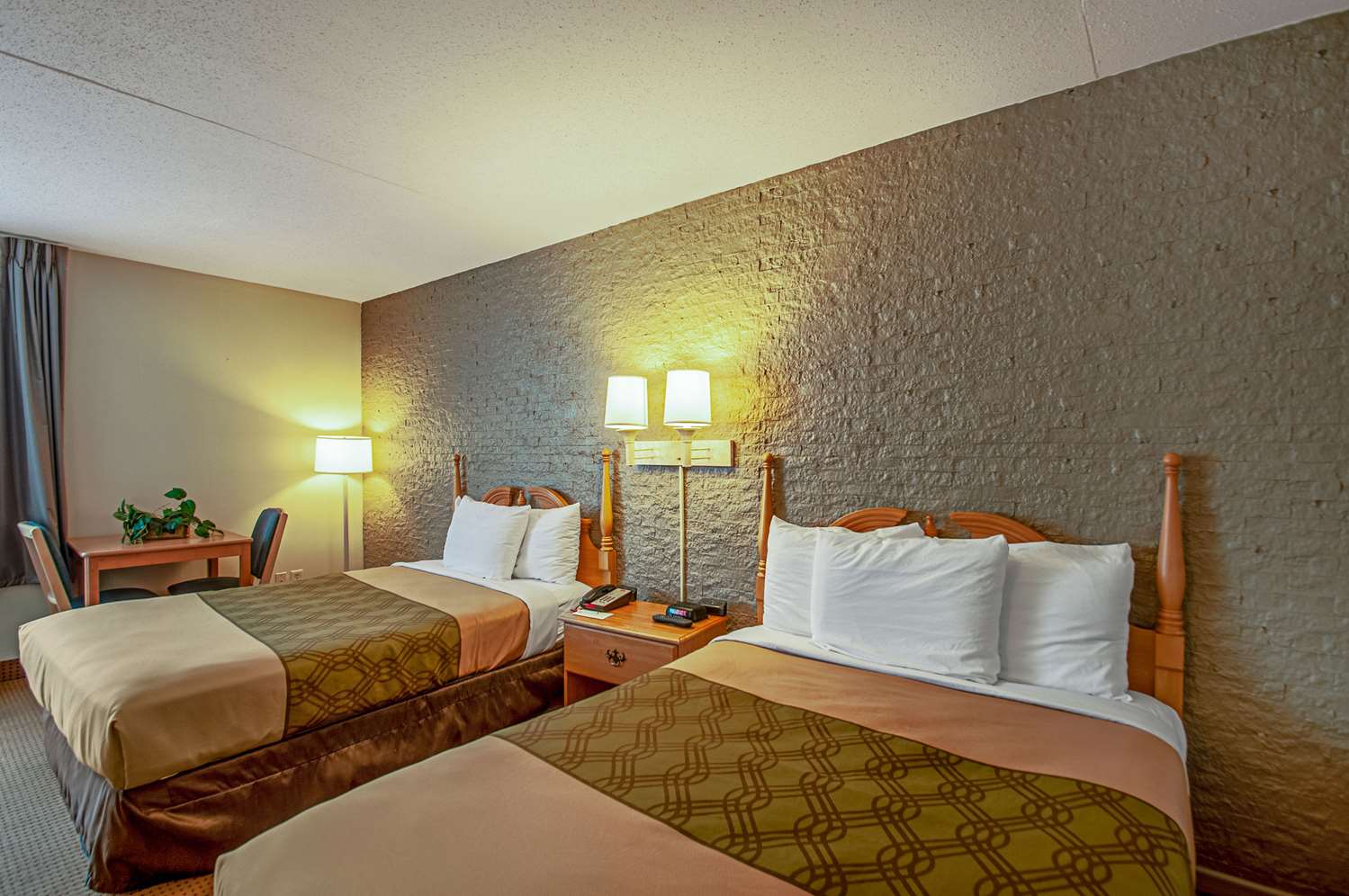 Econo Lodge Metro 6/36