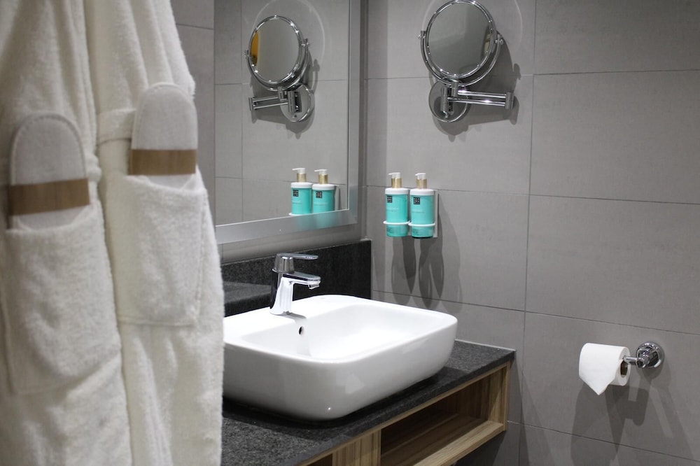 NOVOTEL LONDON STANSTED AIRPORT 68/69