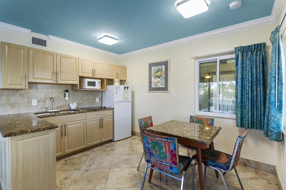 Bay Palms Waterfront Resort - Hotel and Marina 52/70
