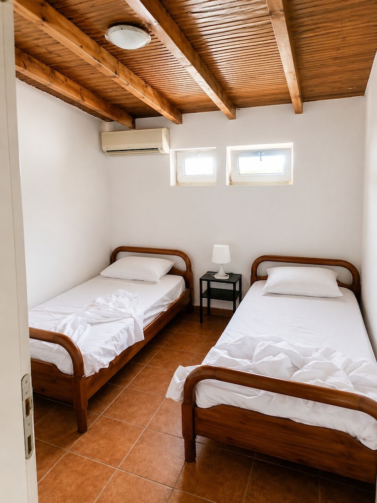 Lalloudes Seaside Accommodation 18/50