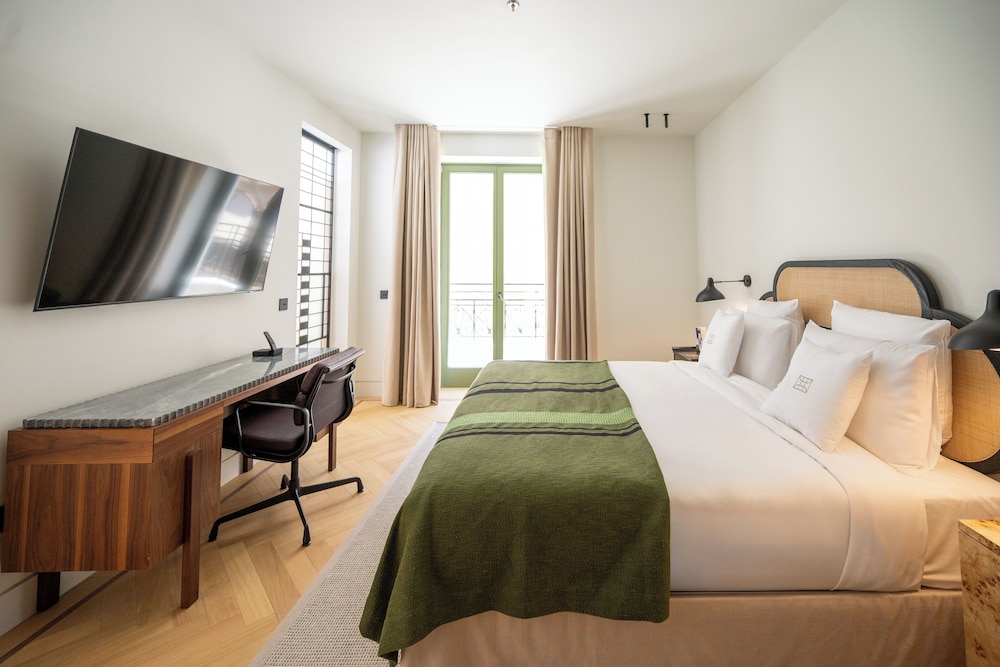 DELUXE, SUITE, KING BED