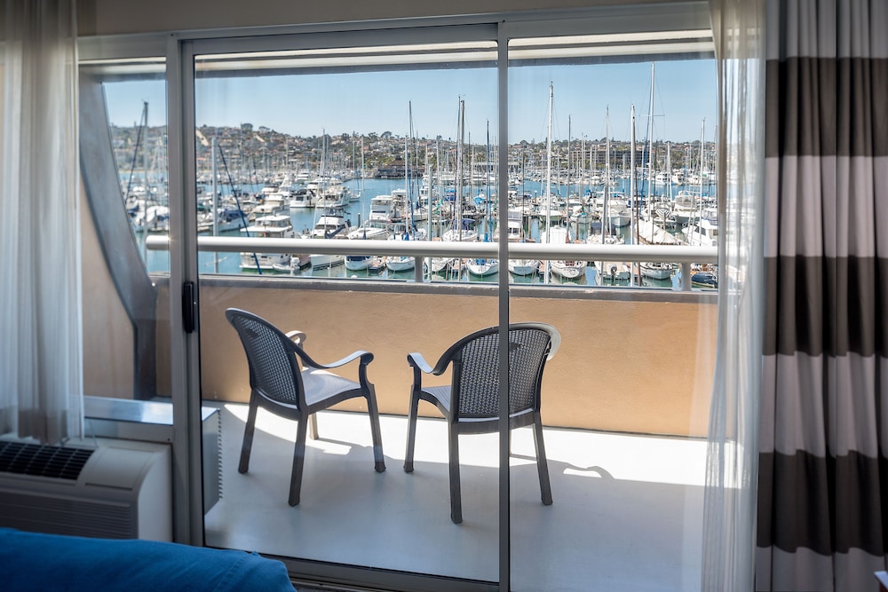 Bay Club Hotel & Marina 34/65