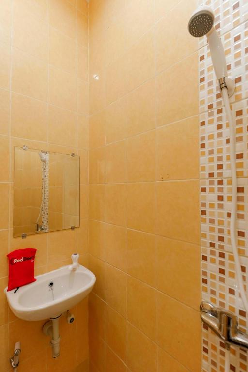 Reddoorz Plus Near Ciputra World Kuningan 2 47/50