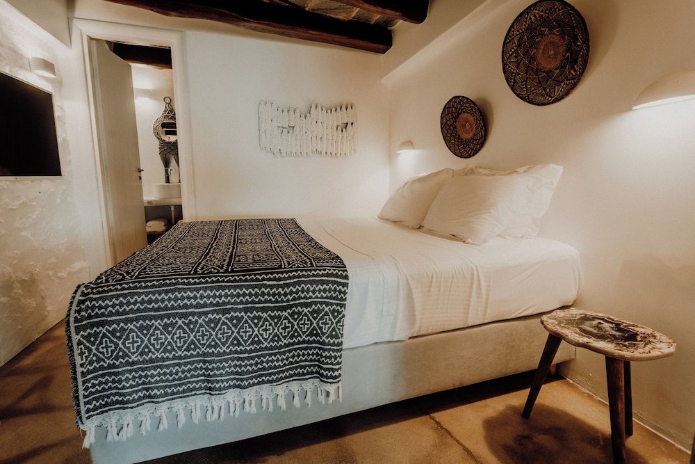 Cave, Senior, Suite, Queen Bed, Sea View, Sofa