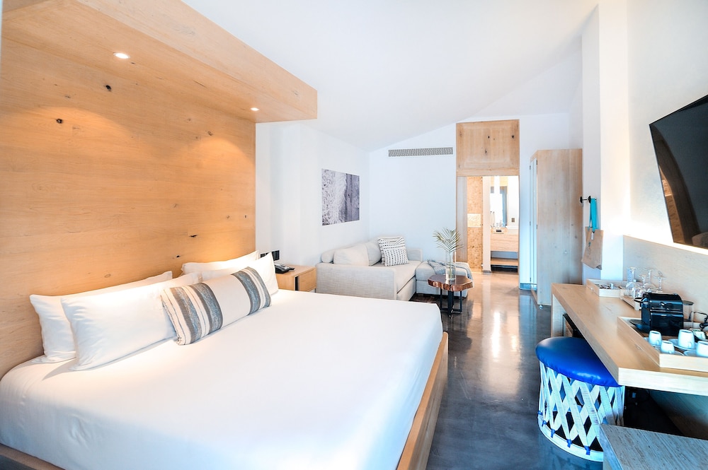 Bahia Hotel and Beach House 11/76