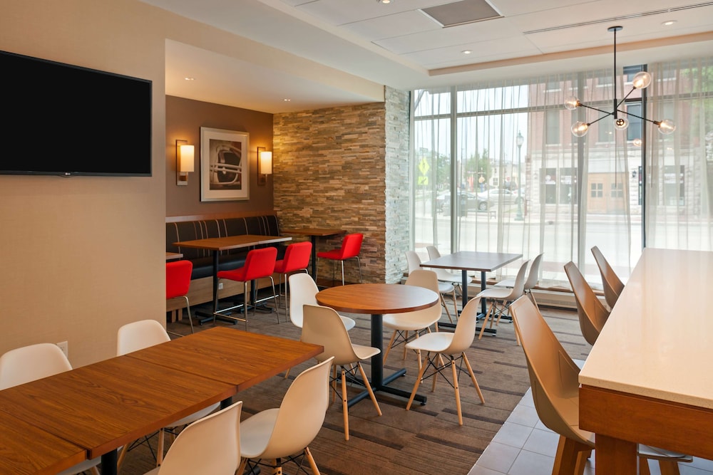 Hyatt Place Bloomington 44/64