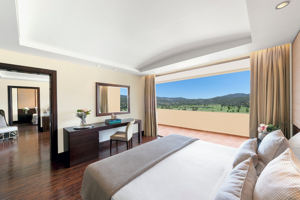 2 Bedrooms, Grand, Suite, 2 Double Beds, Golf Course View, Sofa