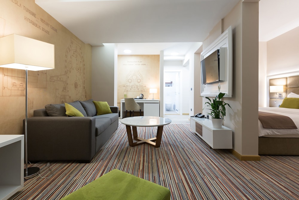HOTEL TESLA SMART STAY 24/43