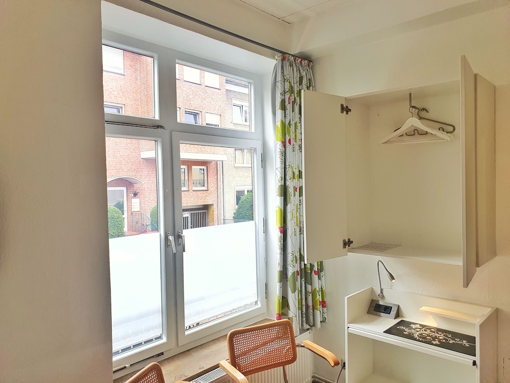 B & L Hostel 47/50
