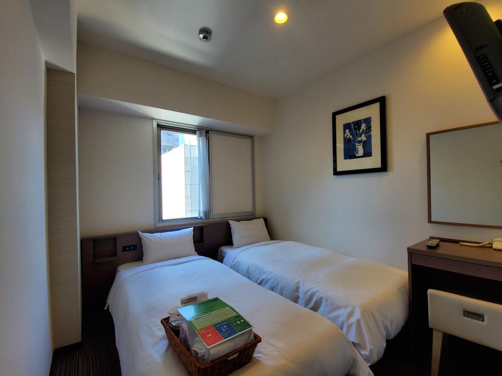 Smart, Twin Beds, Smoking
