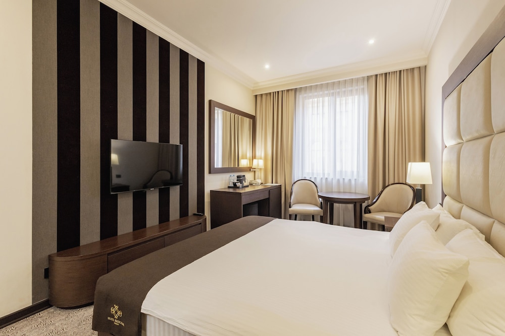 DELUXE, DOUBLE BED